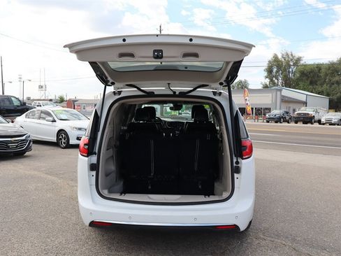 Used 2023 Chrysler Pacifica Touring-L FWD image 26