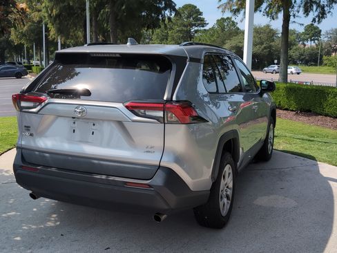 Used 2021 Toyota RAV4 LE AWD/4WD image 10