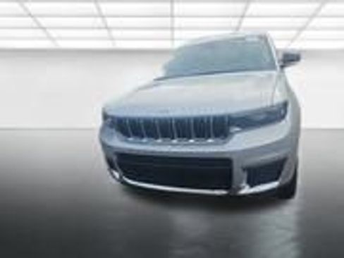 Used 2023 Jeep Grand Cherokee L Limited w/ Luxury Tech Group II image 2