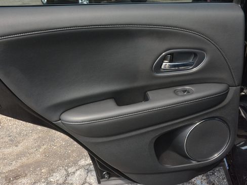Used 2019 Honda HR-V Touring image 11