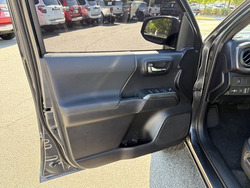 Used 2020 Toyota Tacoma TRD Sport image 21