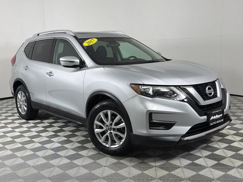 Used 2017 Nissan Rogue SV image 2