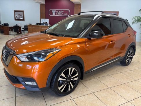Used 2018 Nissan Kicks SR w/ Premium Package FWD image 2