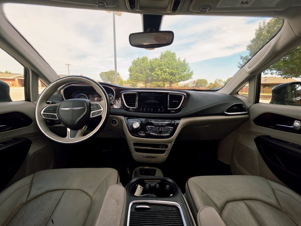 Used 2020 Chrysler Pacifica Limited FWD image 32