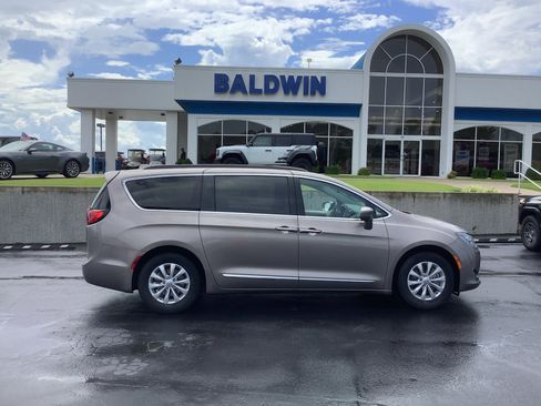 Used 2017 Chrysler Pacifica Touring-L FWD image 8