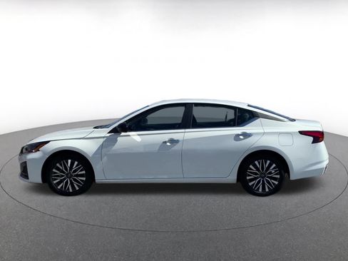 Used 2025 Nissan Altima 2.5 SV FWD image 9