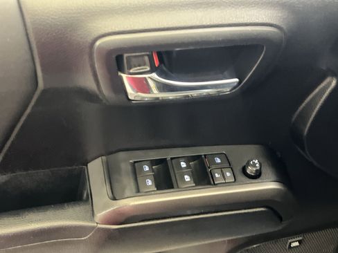 Used 2019 Toyota Tacoma TRD Sport w/ TRD Premium Sport Package AWD/4WD image 14
