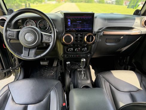 Used 2014 Jeep Wrangler Unlimited Rubicon w/ Dual Top Group AWD/4WD image 18