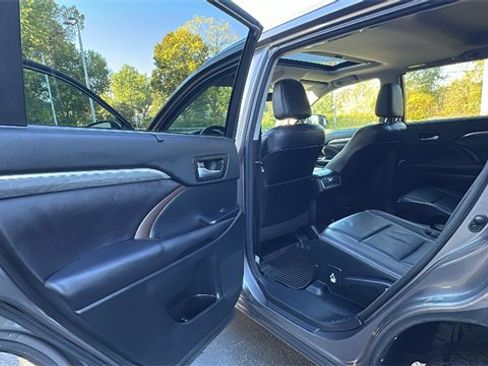 Used 2017 Toyota Highlander Limited image 38