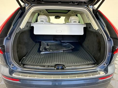 Used 2021 Volvo XC60 T5 Momentum w/ Premium Package image 26