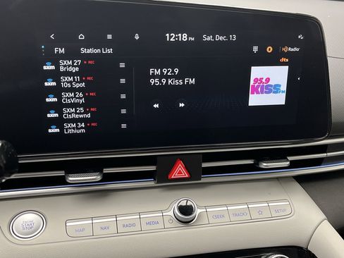 Used 2024 Hyundai Elantra Limited image 18