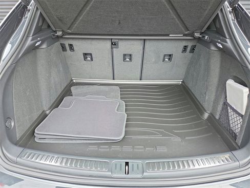 Used 2025 Porsche Macan image 31