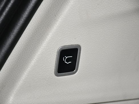 Used 2022 Chrysler Voyager LX image 49