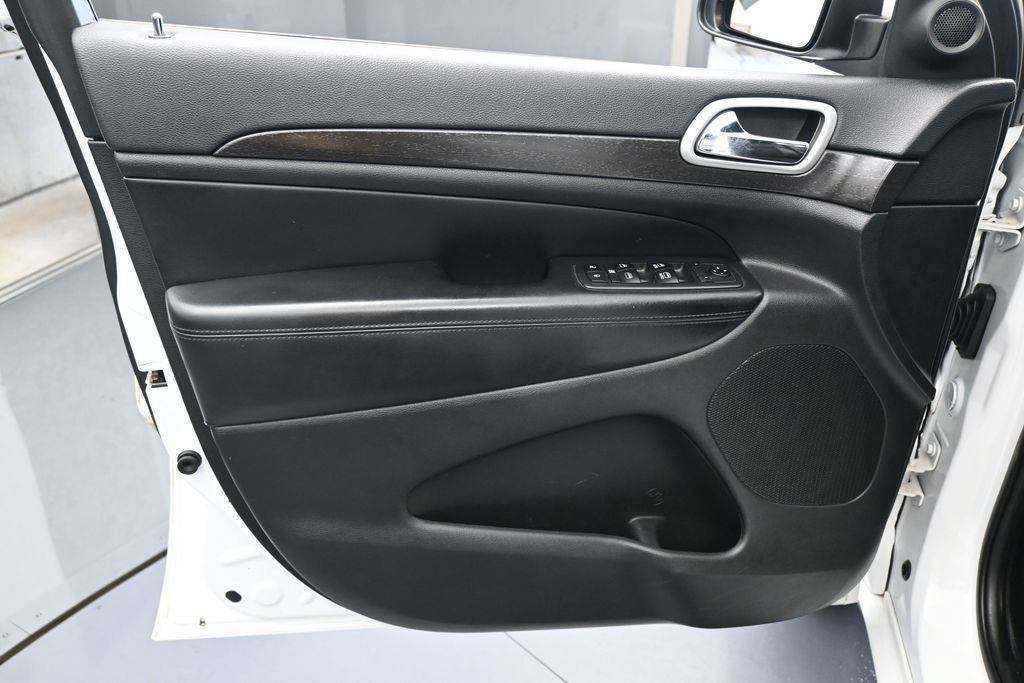 Used 2018 Jeep Grand Cherokee Altitude RWD image 12