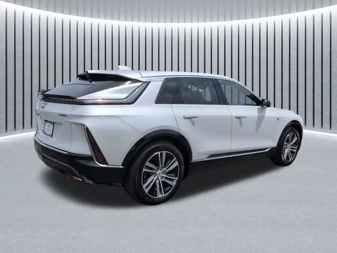 Certified 2024 Cadillac Lyriq Luxury AWD/4WD image 4