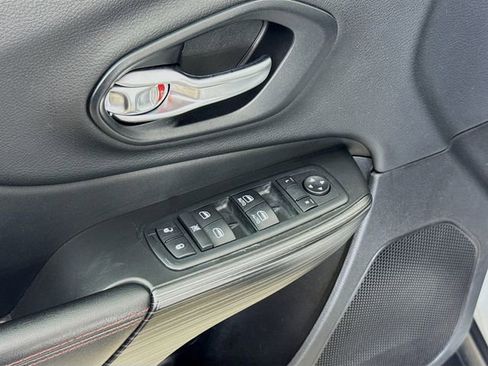 Used 2015 Jeep Cherokee Trailhawk w/ Comfort/Convenience Group image 19