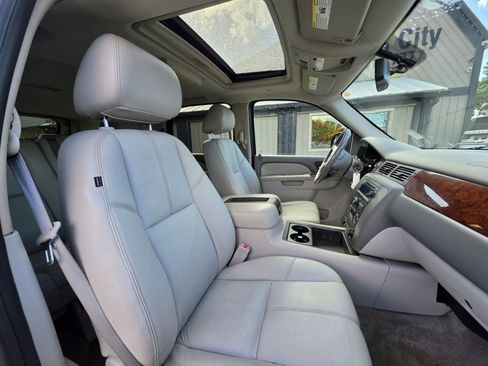 Used 2010 GMC Yukon SLT w/ SLT-2 Equipment Package image 6