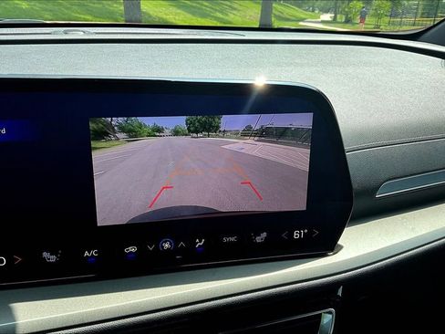 Used 2025 Chevrolet Traverse LT FWD image 15