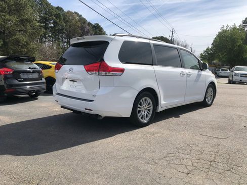 Used 2012 Toyota Sienna XLE image 3