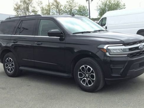 Used 2024 Ford Expedition XLT image 2