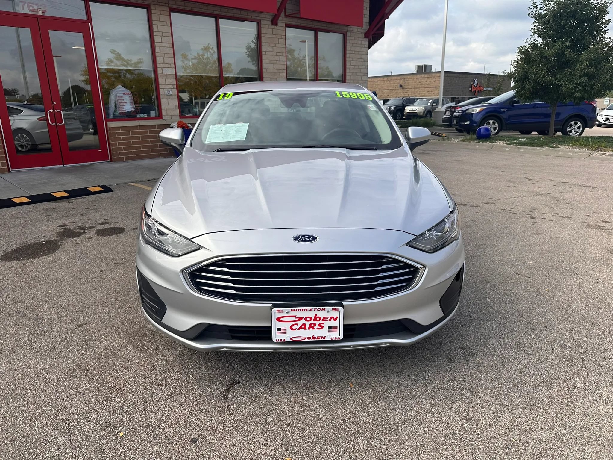 Used 2019 Ford Fusion SE FWD image 2