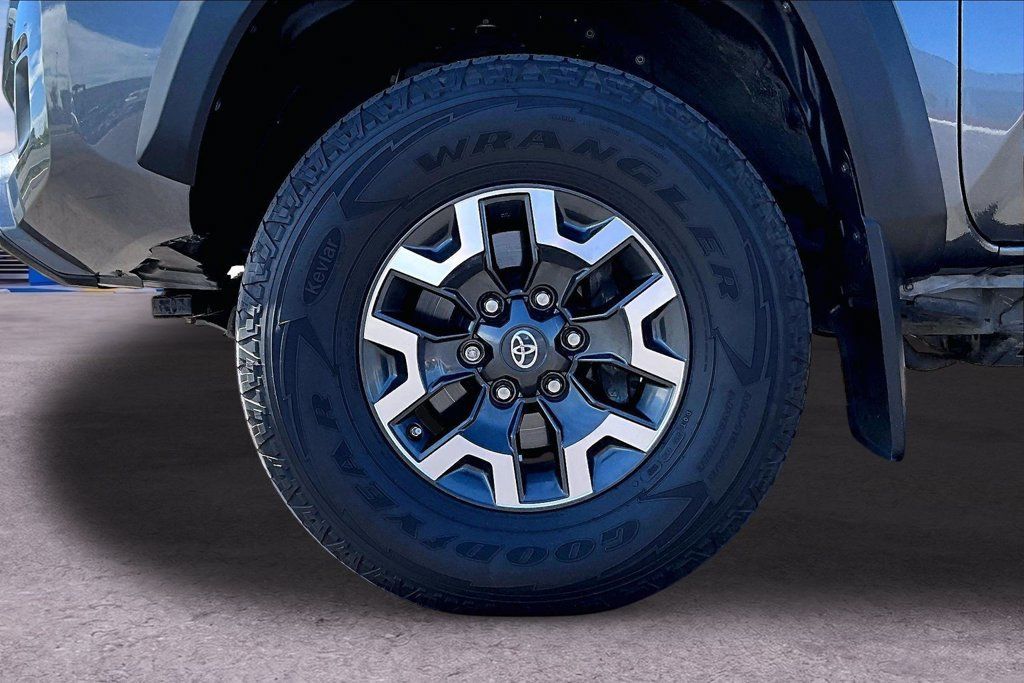 Used 2018 Toyota Tacoma TRD Off-Road w/ Technology Package AWD/4WD image 28