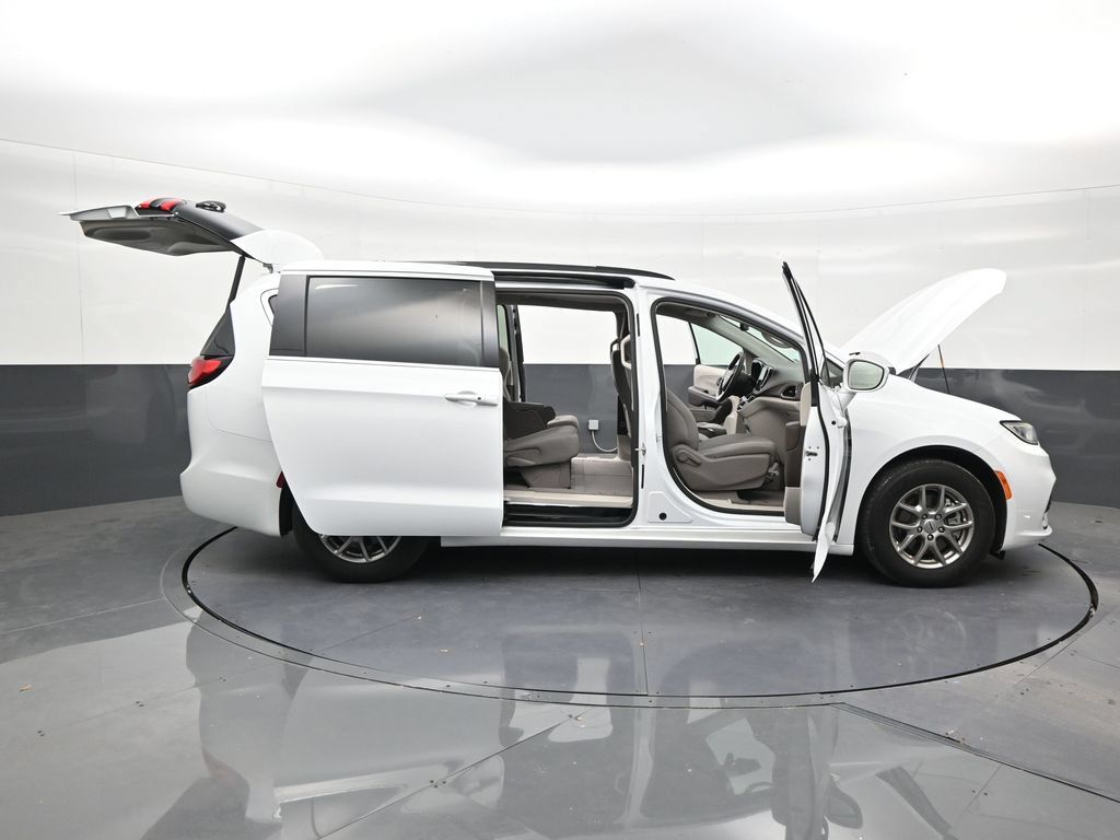 Used 2021 Chrysler Pacifica Touring FWD image 28