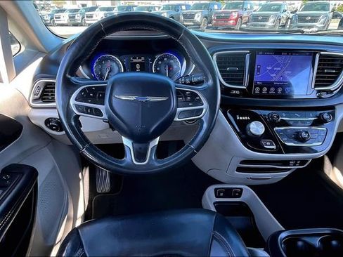 Used 2017 Chrysler Pacifica Touring-L w/ Tire & Wheel Group image 8