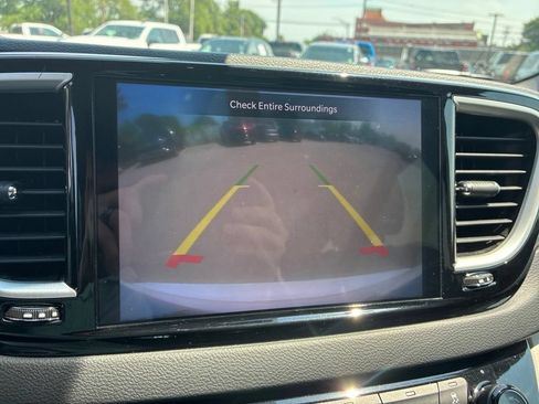 Used 2024 Chrysler Pacifica Touring-L FWD image 28