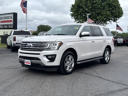 Used 2018 Ford Expedition XLT w/ Equipment Group 202A AWD/4WD image 3