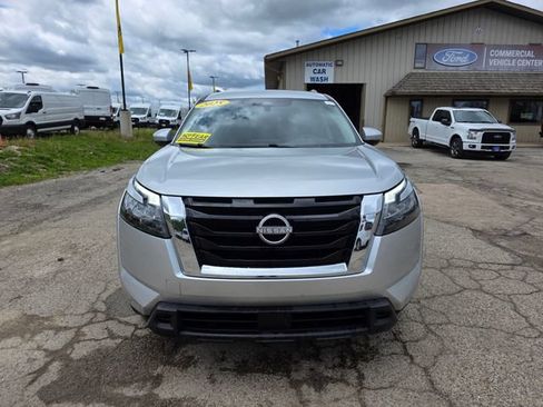 Used 2025 Nissan Pathfinder SV FWD image 2