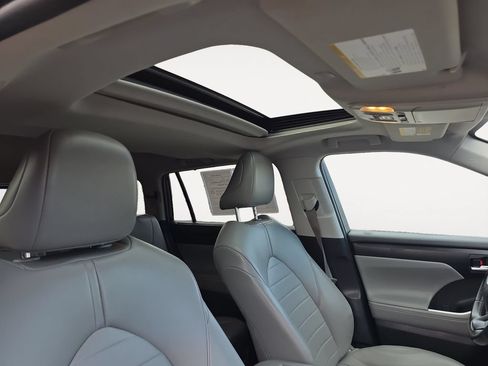 Used 2023 Toyota Highlander XLE AWD/4WD image 11