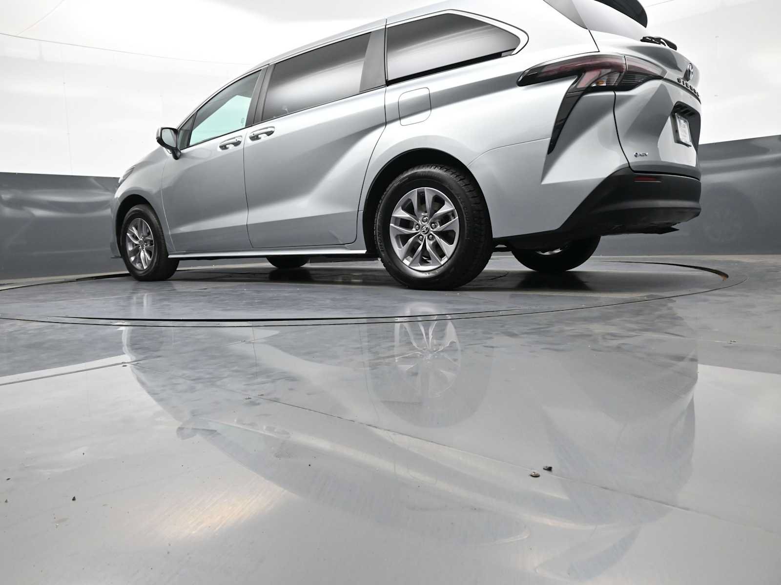 Used 2025 Toyota Sienna LE FWD image 32
