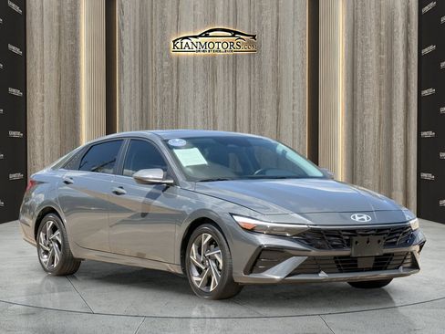 Used 2025 Hyundai Elantra SEL FWD image 1