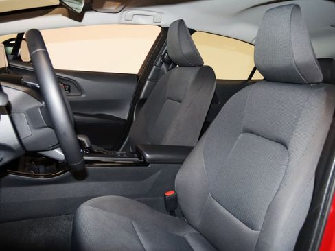 Used 2026 Toyota Prius LE FWD image 32
