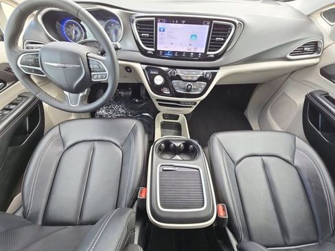 Used 2024 Chrysler Pacifica Touring-L image 20
