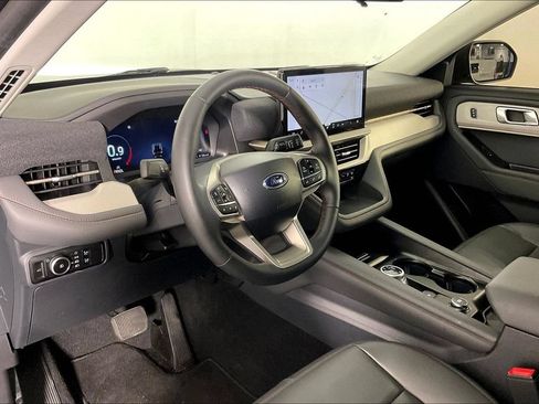 Used 2025 Ford Explorer Active w/ Active Comfort Package RWD image 17