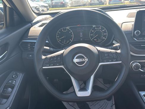 Used 2025 Nissan Altima 2.5 SV FWD image 8