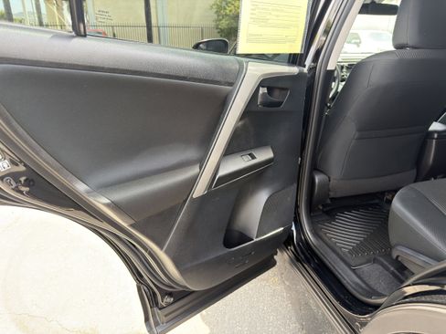 Used 2017 Toyota RAV4 LE w/ Carpet Mat Package AWD/4WD image 18