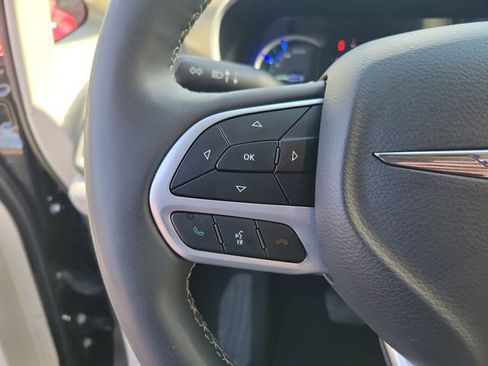 Used 2023 Chrysler Pacifica Touring-L FWD image 18
