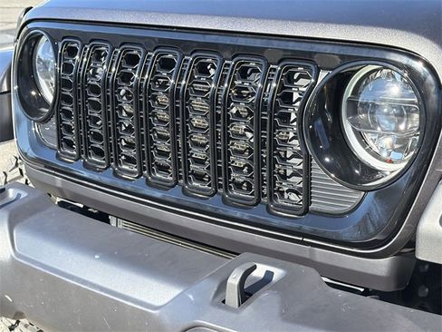 Used 2024 Jeep Gladiator Sport image 9