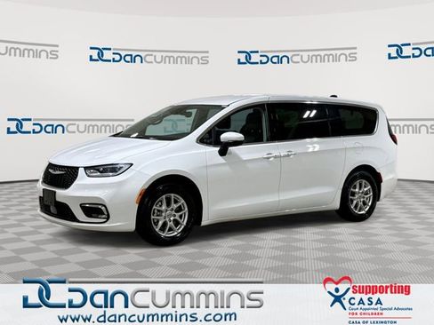 Used 2023 Chrysler Pacifica Touring-L FWD image 1