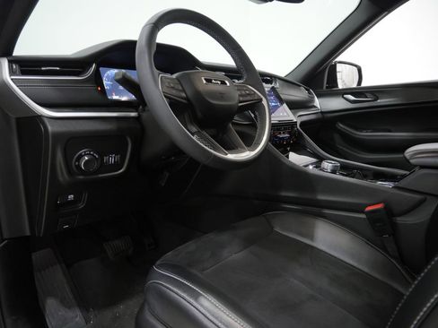 Used 2023 Jeep Grand Cherokee Altitude image 11