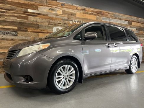 Used 2013 Toyota Sienna XLE w/ Entertainment Pkg FWD image 13