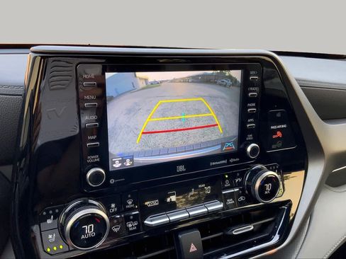 Used 2021 Toyota Highlander Limited FWD image 26