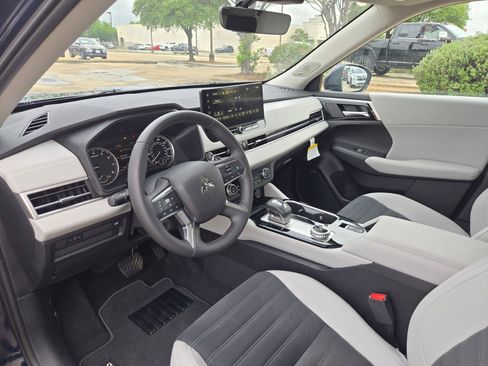 Used 2025 Mitsubishi Outlander SE FWD image 11