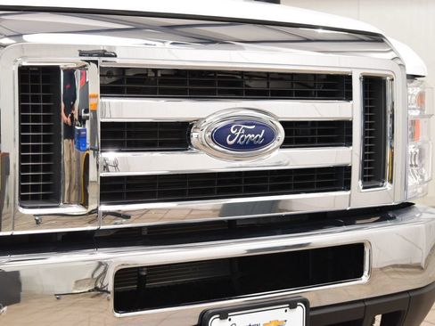 Used 2023 Ford E-450 and Econoline 450 Super Duty w/ Power Windows & Locks Group RWD image 5