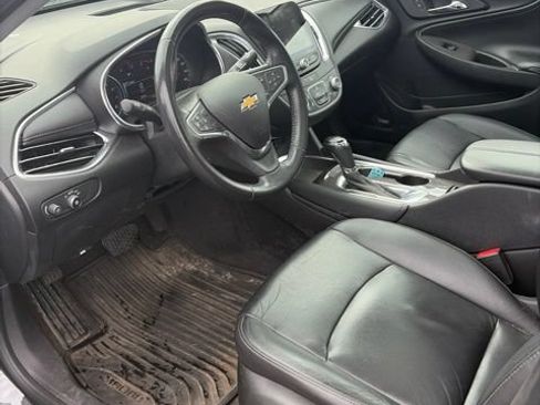 Used 2018 Chevrolet Malibu LT w/ Leather Package FWD image 8