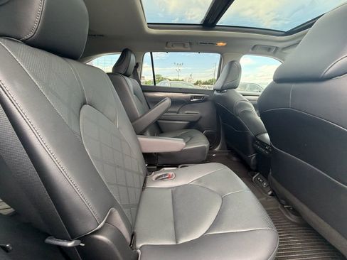 Used 2020 Toyota Highlander Platinum image 18