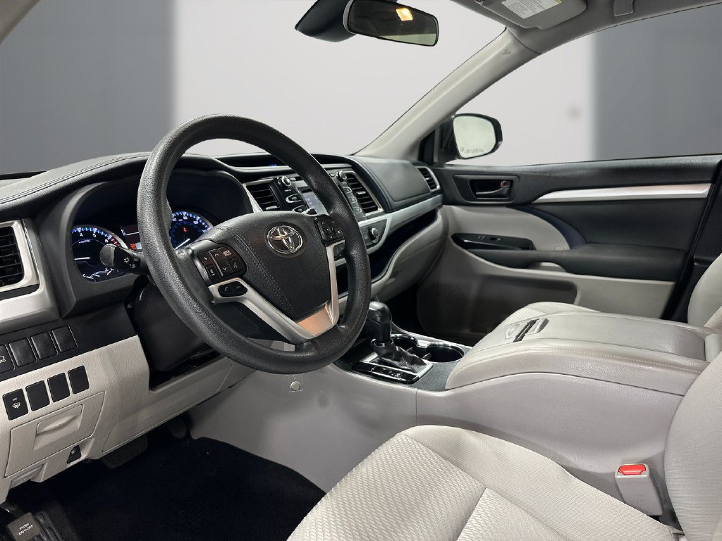 Used 2017 Toyota Highlander LE FWD image 13
